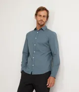 Camisa de corte slim con estampado de cuadros pequeños en tonos azul y verde. Presenta cuello camisero, cierre frontal con botones y mangas largas con puños abotonados.