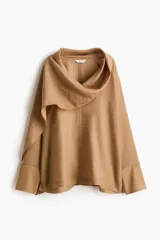 Blusa oversized de lyocell en color tostado, con cuello pañuelo drapeado y mangas largas raglán con puños anchos.