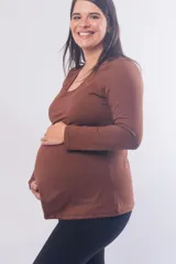 Buzo maternal de manga larga con diseño funcional para lactancia. Confeccionado en algodón elastizado, presenta un corte holgado con costura bajo el busto y escote redondo.