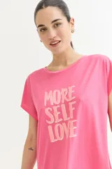 Vestido corto color verde agua con estampado de flor lineal, de corte recto y manga corta. Incluye cinturón de jean anudado a la cintura.