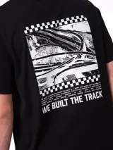 Remera de manga corta y cuello redondo, color negro, con logo estampado en el pecho y diseño gráfico en la espalda.