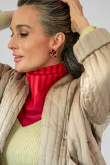 Pañuelo cuadrado de seda con diseño de rayas verticales en tonos rojos y granates.