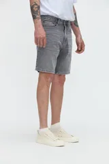 Bermuda de jean clásica gris con efecto deslavado, corte standard, bolsillos laterales y traseros, y presillas para cinto.