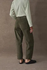 Pantalón de corte barrel en pana color azul marino, con cierre frontal de botones metálicos dorados a la vista y costuras reforzadas en las rodillas.