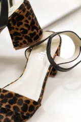 Sandalias de fiesta con tira ancha en terciopelo verde pistacho con brillo, taco de 7cm y horma normal. Hechas en Uruguay.