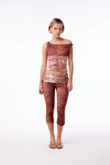 Musculosa crop anatómica de poliéster con elastómero, con estampado tigresa de ambos lados y logos a tono. Prenda reversible.