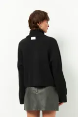 Polera color beige de poliéster reciclado, de cuello alto y manga larga.