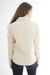 Camisa de cuero vacuno genuino color beige, de estilo Western, con bolsillos de parche con solapa en el pecho, costuras pespunteadas a contratono y botones metálicos frontales.