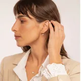 Conjunto compuesto por cadena fina y dije circular con circonia central engastada en oro 18k.