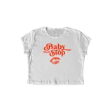 Remera corta blanca de algodón con cuello redondo y estampado rojo con la frase "Baby don't stop" y un beso.