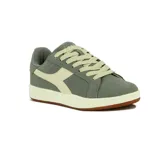 Championes urbanos Diadora Court Xl de color gris con detalles en blanco y suela de goma color miel. Confeccionados en gamuza con cordones anchos y el logotipo característico de la marca en el lateral.