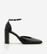 Zapato de taco alto Satinato, color negro, con puntera cuadrada, taco bloque y tira ajustable en el tobillo con hebilla metálica.