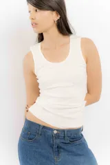 Musculosa básica de algodón con cuello redondo y diseño ajustado al cuerpo.