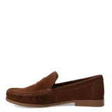 Mocasines de gamuza color marrón, con costuras visibles en relieve y detalle de estribo con botón metálico en el empeine.
