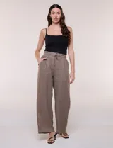 Top crop musculosa Allie Rose de color blanco, confeccionado en tela elastizada con textura en relieve y leve semitransparencia. Cuenta con escote recto, doble bretel fino en cada hombro y silueta entallada al cuerpo.