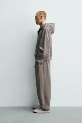 Pantalón jogger balloon fit de hombre, color negro con efecto lavado, confeccionado en algodón con interior afelpado. Cuenta con cintura elástica, bolsillos laterales y detalle de bolsillos traseros.