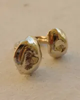 Anillo de diseño orgánico y macizo con forma irregular, elaborado artesanalmente en metal.