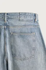 Jeans balloon fit de corte relajado y tiro medio, confeccionados en denim de algodón con efecto lavado y diseño clásico de cinco bolsillos.