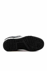 Championes deportivos Pony M-100-Low II color blanco con suela de goma marrón, diseño de caña baja, cordones tono sobre tono y detalles perforados en los laterales.