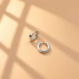 Aros argollas de plata 925, de diseño clásico y formato pequeño con cierre de bisagra.