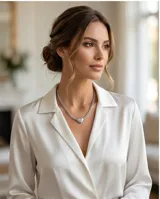 Collar de cadena de eslabones tipo barbada con dije central en forma de corazón liso.