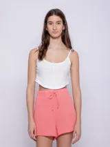 Short negro de tela texturada con elástico en la pretina y cordón para ajustar.