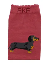 Medias de bambú color rosado con diseño estampado de perro dachshund (salchicha), talón contrastante en tono más oscuro y detalle de ondas en el puño con la inscripción RKF.