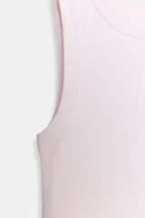 Top musculosa de punto acanalado color blanco, con cuello redondo.