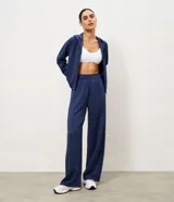 Pantalón deportivo de modal color azul marino, de corte ancho y relajado, con cintura elástica y bolsillos laterales.