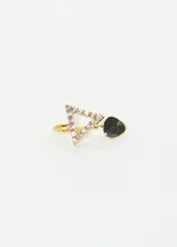 Ear cuff dorado con forma de triángulo con zirconias y dije de piedra oscura.