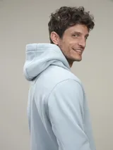 Buzo tipo hoodie de color celeste, confeccionado en tejido fleece, con capucha ajustable mediante cordones y bolsillo frontal tipo canguro.