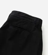 Bermuda de sarga color blanco, de corte recto y diseño básico con bolsillos laterales y traseros.