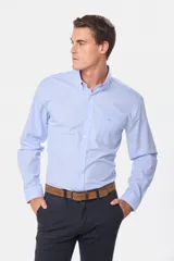 Camisa de vestir celeste con rayas verticales blancas, de manga larga y corte clásico.