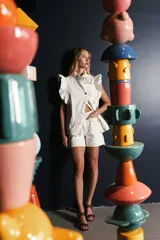 Short de denim color crudo, de calce relajado y cintura media.