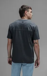 Remera de manga corta color gris oscuro melange, con cuello redondo y calce regular.