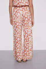 Pantalón largo de viscosa con estampado abstracto en tonos azules y blancos, cintura alta con cordón ajustable y corte ancho.