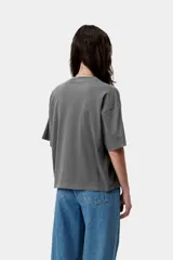 Remera Carhartt WIP modelo Nelson de manga corta, color gris oscuro con efecto lavado, corte holgado y silueta corta. Cuenta con cuello redondo y una etiqueta cuadrada tejida en el pecho izquierdo.