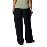 Pantalón de estilo deportivo en color negro, confeccionado con tecnología repelente al agua y manchas. Presenta cintura elástica con ceñidor interior, bolsillos laterales y traseros, y aberturas laterales reforzadas en las perneras para mayor transpirabilidad.