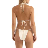Bikini color blanco con textura acanalada, compuesto por una parte inferior de corte pequeño con laterales ajustables con lazos y detalles de cuentas con forma de concha.