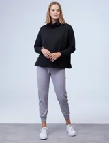 Buzo de jersey color lila con cuello alto y tajos laterales.