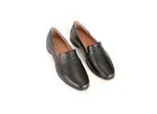 Mocasines negros de cuero, con textura de piel de reptil en los laterales y empeine liso con detalle de tira horizontal. Tienen un tacón bajo de aproximadamente 2 cm.