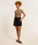 Short de cintura alta en viscolino color negro, con diseño suelto, elástico en la cintura, bolsillos laterales y cinturón incorporado con hebilla de argollas dobles y tiras con punteras.
