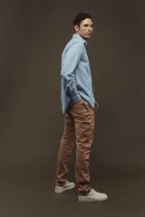 Pantalon de gabardina color tostado, de corte recto y ajuste clásico.