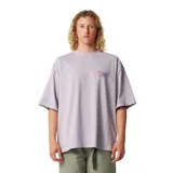 Remera oversize de manga corta color violeta con pequeño estampado gráfico en el pecho.
