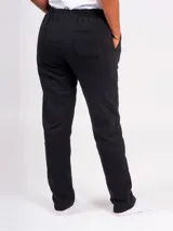 Pantalón deportivo de corte recto con cintura elástica y bolsillos laterales. Confeccionado en tejido de algodón, ideal para actividades físicas o uso diario.