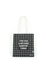 Bolso tipo tote bag de color crudo con estampado de flores celestes y centros azul oscuro. Cuenta con doble asa de hombro en tono crudo y etiqueta con la marca en el frente.