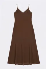 Vestido largo marrón de gasa con tirantes finos, escote en V y grandes parches decorativos en forma de flor en tonos rosados.