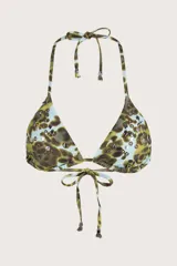 Top de bikini estilo triángulo con estampado animal print en tonos verde y celeste, decorado con incrustaciones metálicas brillantes y ajuste mediante tiras para anudar en cuello y espalda.