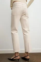 Jeans de mezclilla azul claro, tiro medio, corte recto y ligeramente acampanado en el bajo. Presenta cinco bolsillos y cierre frontal con cremallera y botón metálico.