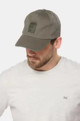 Gorra de béisbol color verde oliva con visera curva y parche con texto bordado en el frente.